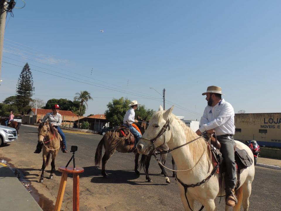 Foto 7 de 10 — Amigos fazem carreata para celebrar recuperação de empresário curado do coronavírus